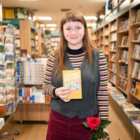 Marie Doležalová se svojí novou knihou.