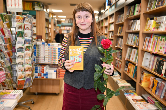 Marie Doležalová s knihou a růží.