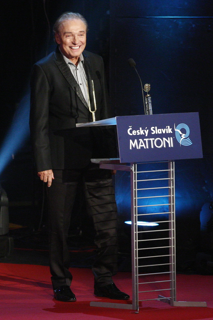 Karel Gott hýřil úsměvy i vtipem také na Slavících v roce 2015.