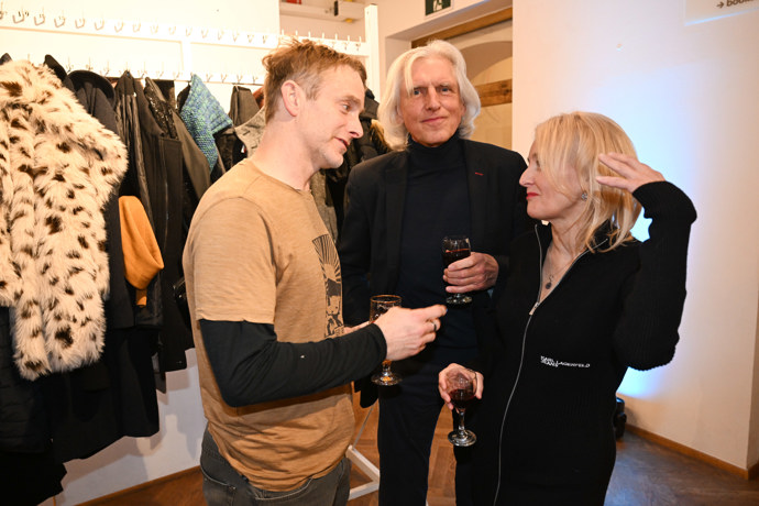 Ivan Hubač na premiéře filmu Máma po boku své přítelkyně Veroniky Žilkové.