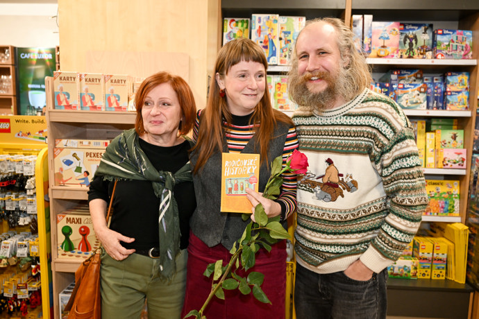 Marie Doležalová s maminkou a partnerem Markem.