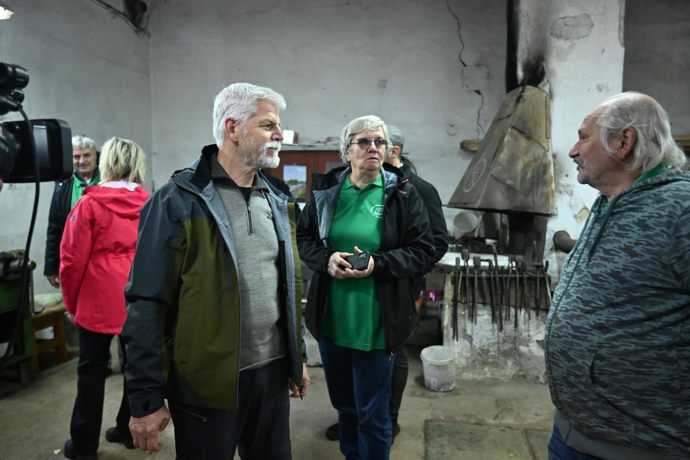 Petr Pavel v železničním depu.