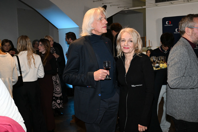 Ivan Hubač dorazil na premiéru filmu Máma po boku své přítelkyně Veroniky Žilkové.