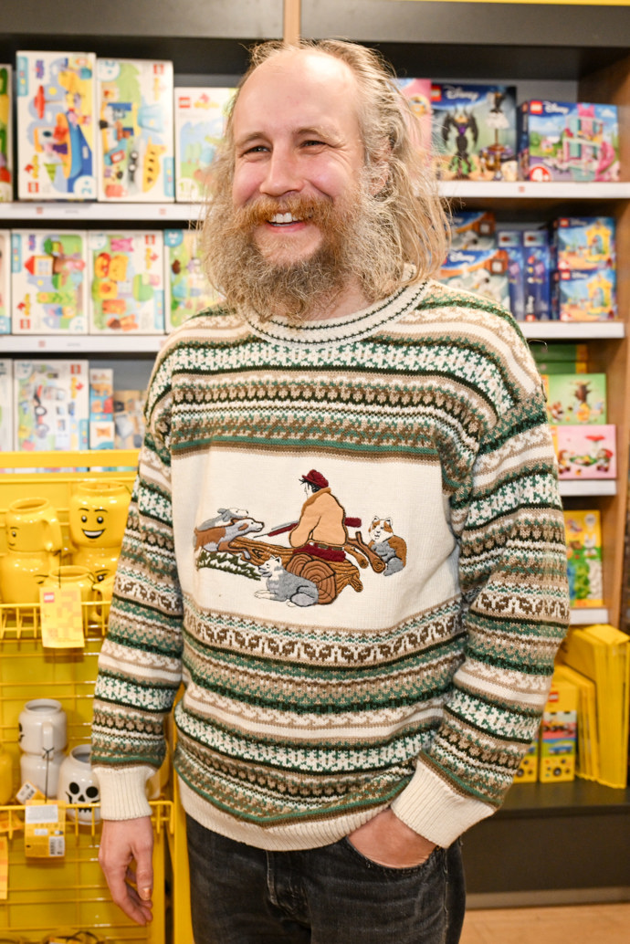 Marek Zelinka se pochlubil pestrým svetrem a také velkým vousem. 