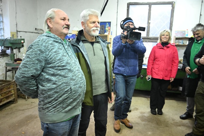 Petr Pavel se vyfotil s členem nadšenců úzkorozchodné železnice.