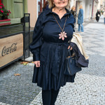 Eva Hrušková vyrazila do společnosti v tmavě modrých šatech košilového střihu.