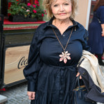 Pozornost poutala zajímavým růžovým přívěskem ve tvaru květu.