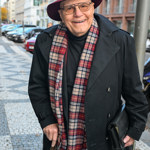 Jan Přeučil přišel do společnosti s bordó kloboukem a barevně ladící šálou.