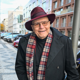 Jan Přeučil přišel do společnosti s bordó kloboukem a barevně ladící šálou. 