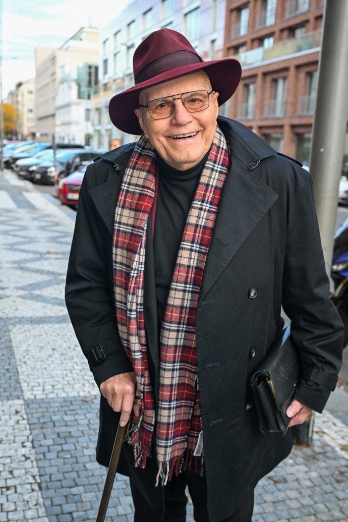 Jan Přeučil přišel do společnosti s bordó kloboukem a barevně ladící šálou. 