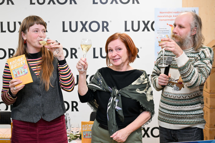 Nakonec také ona připila nové knize povídek na zdraví. 