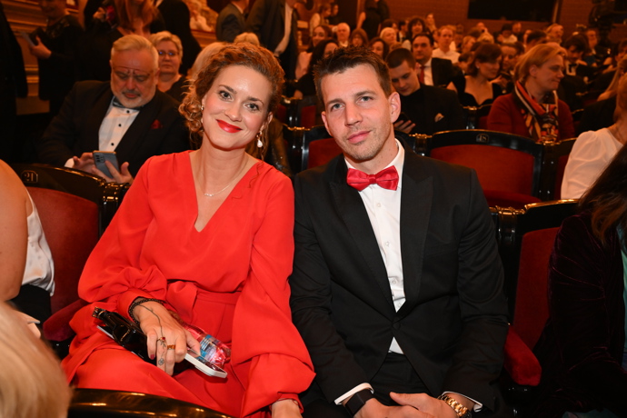 "Kateřina Pechová zůstala věrná svému přirozenému stylu. Své krásné, přirozeně kudrnaté vlasy stáhla do ležérního drdolu na straně, který jí krásně seděl a dodal celému vzhledu lehkost i slavnostní tón. Účes působil přirozeně, nenuceně a zároveň velmi chic," uzavírá hodnocení kadeřník Honza Kořínek.