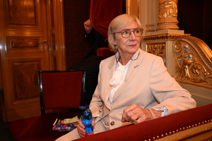 Krémový kostýmek herečce lichotil.