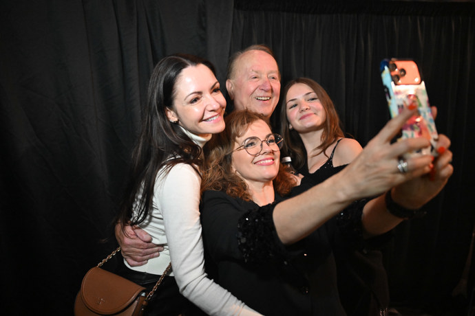 Marta si s rodinou dělala selfie. 