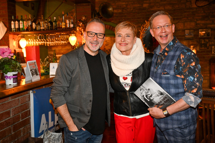 Marie Retková s autorem kalendáře Alešem Cibulkou a jeho partnerem Michalem Jagelkou.