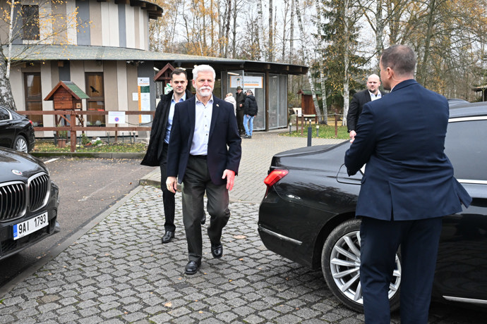 Prezident Petr Pavel se rychlostí blesku převlékl do elegantnějšího outfitu.