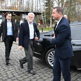 Prezident Petr Pavel se rychlostí blesku převlékl do elegantnějšího outfitu.