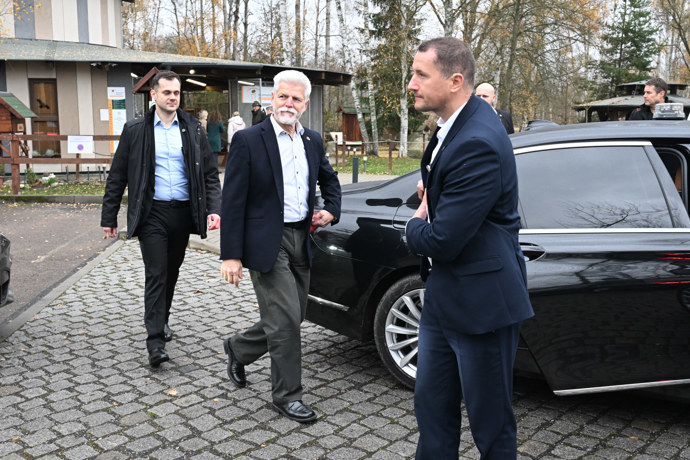 Prezident Petr Pavel se rychlostí blesku převlékl do elegantnějšího outfitu.