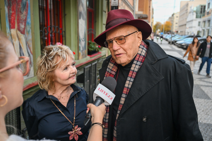 Eva Hrušková a Jan Přeučil mají parfémy ve velké oblibě a oba jich mají na skříňce v koupelně hned několik. 