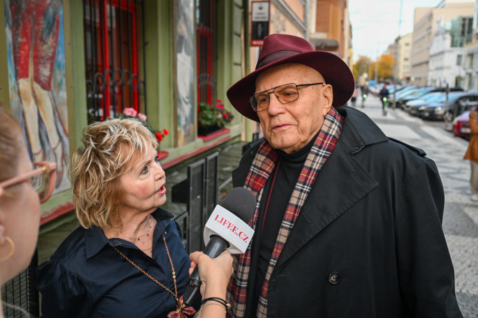 Necelých 22 let od svatby jsou stále zamilovaní. 