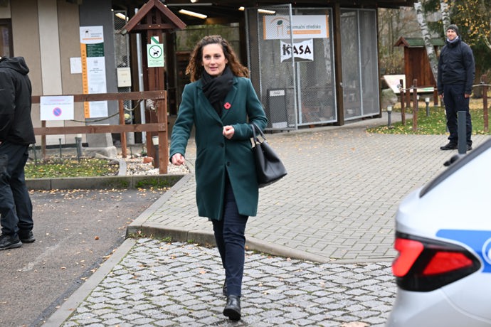 Pavla Štěchová doprovází první dámu.