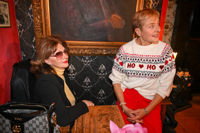 Dlouho prý váhala, čím doplnit své červené kalhoty - dokud neobjevila tento svetr. 