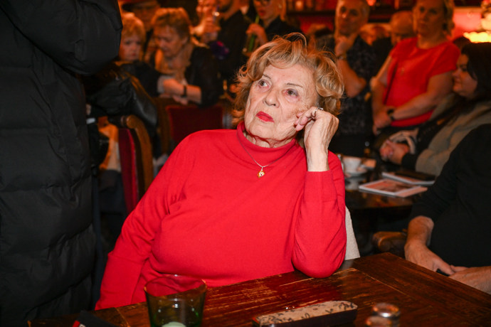 Libuše Švormová v červené.