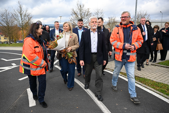 Prezidentský pár na prohlídce karlovarského Světa záchranářů.
