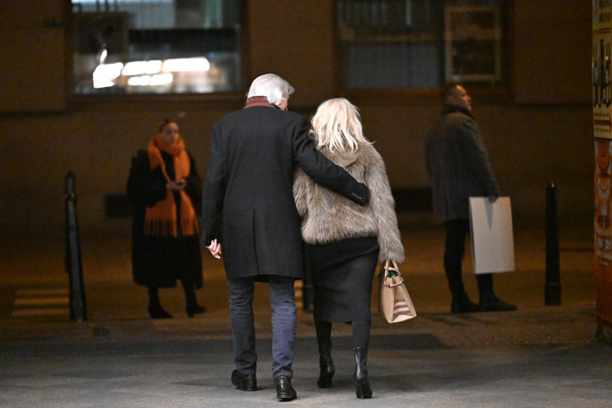 Ivan Hubač a Veronika Žilková odcházeli z premiéry v objetí.