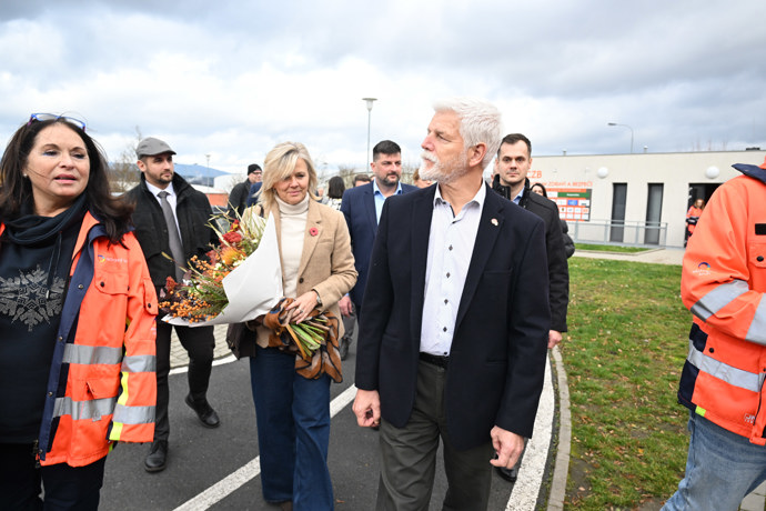 Prezidentský pár na prohlídce karlovarského Světa záchranářů.
