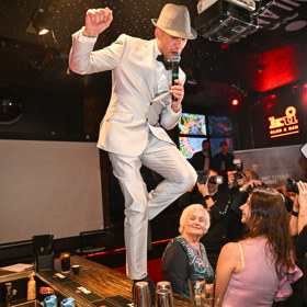 Sámer Issa si rýpnul do zpěváků. 