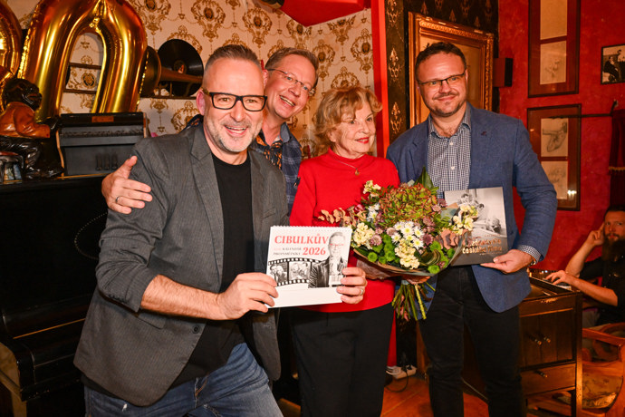 Aleš Cibulka pokřtil svůj nový kalendář. Mezi čestnými hosty nechyběla herečka Libuše Švormová.