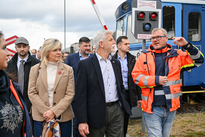 Prezidentský pár na prohlídce karlovarského Světa záchranářů.
