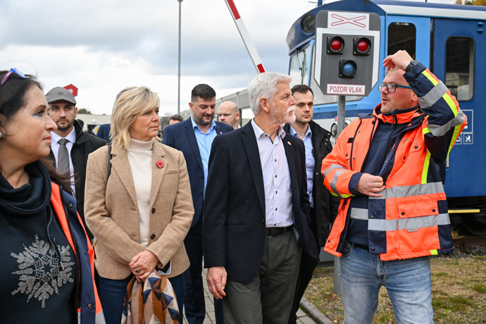 Prezidentský pár na prohlídce karlovarského Světa záchranářů.

