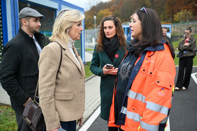 První dáma Eva Pavlová zvolila džíny a sako.
