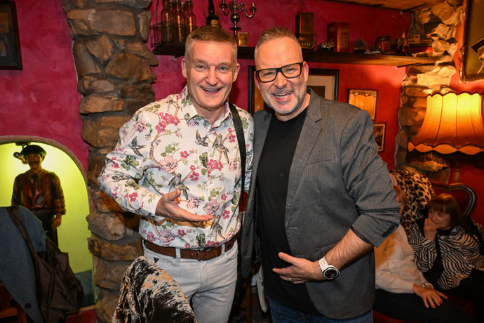 Vladimír Hron se nedávno objevil na křtu nového kalendáře Aleše Cibulky. Na snímku s Michalem Jagelkou. 