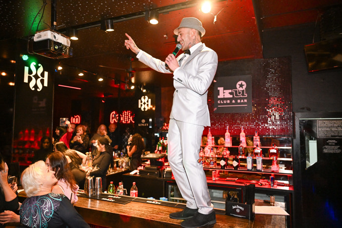 Sámer Issa skočil na bar.