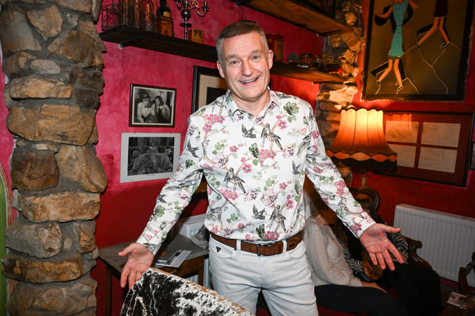 Bavič oblékl veselou košili s barevným potiskem a béžové kalhoty. 