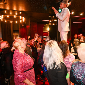 Sámer Issa tančil na baru.