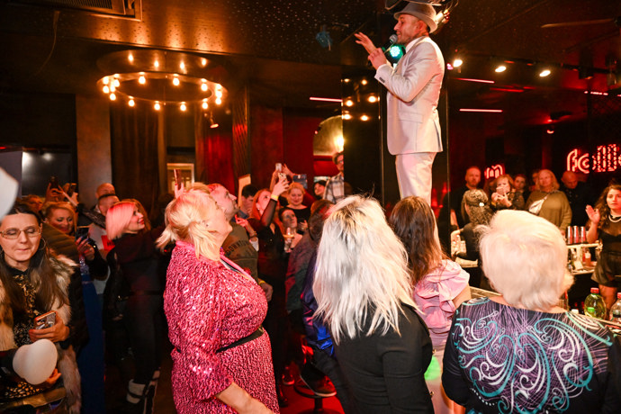 Sámer Issa tančil na baru.