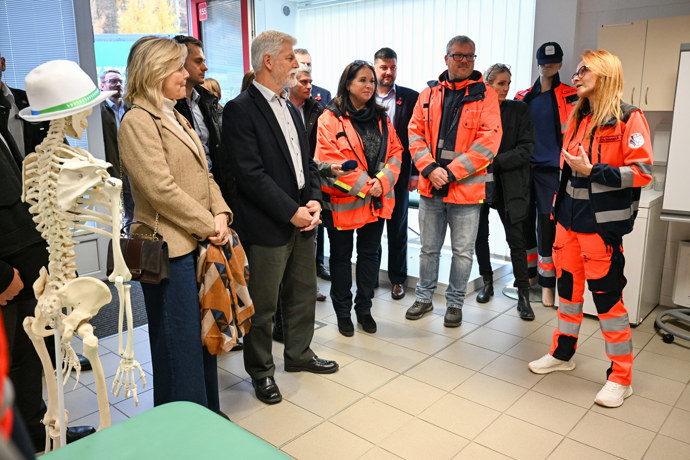 Petr Pavel s Evou Pavlovou se baví se záchranáři.