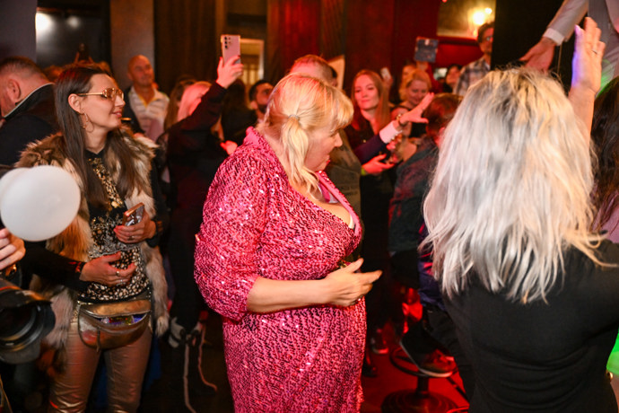 Eva Poláčková v růžových šatech. 