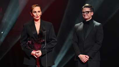 FOTO: Ondřej Brzobohatý předal Thálii Monice Absolonové.