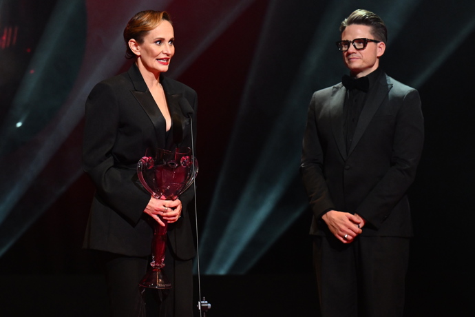 Pro tuto příležitost oblékla černý kalhotový kostým. 