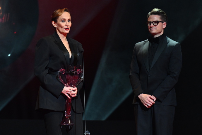 Monika Absolonová dorazil v dobře padnoucím černém kostýmku.