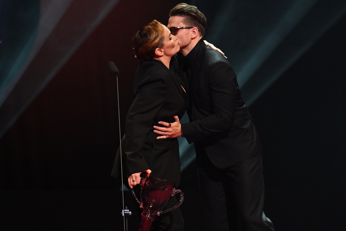 Monika Absolonová převzala cenu z rukou Ondřeje Brzobohatého.