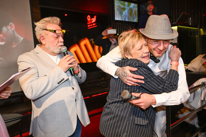 Jaroslava Obermaierová objala Sámera Issu. 