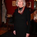 Marcela Březinová na aktuální fotografii z podzimu 2025 - nosí delší mikádo a dává na odiv své přirozené šediny. 