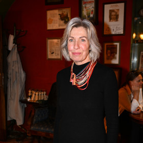 Marcela Březinová na aktuální fotografii z podzimu 2025 - nosí delší mikádo a dává na odiv své přirozené šediny. 