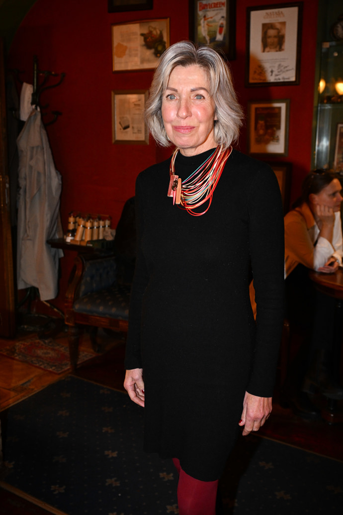 Marcela Březinová na aktuální fotografii z podzimu 2025 - nosí delší mikádo a dává na odiv své přirozené šediny. 